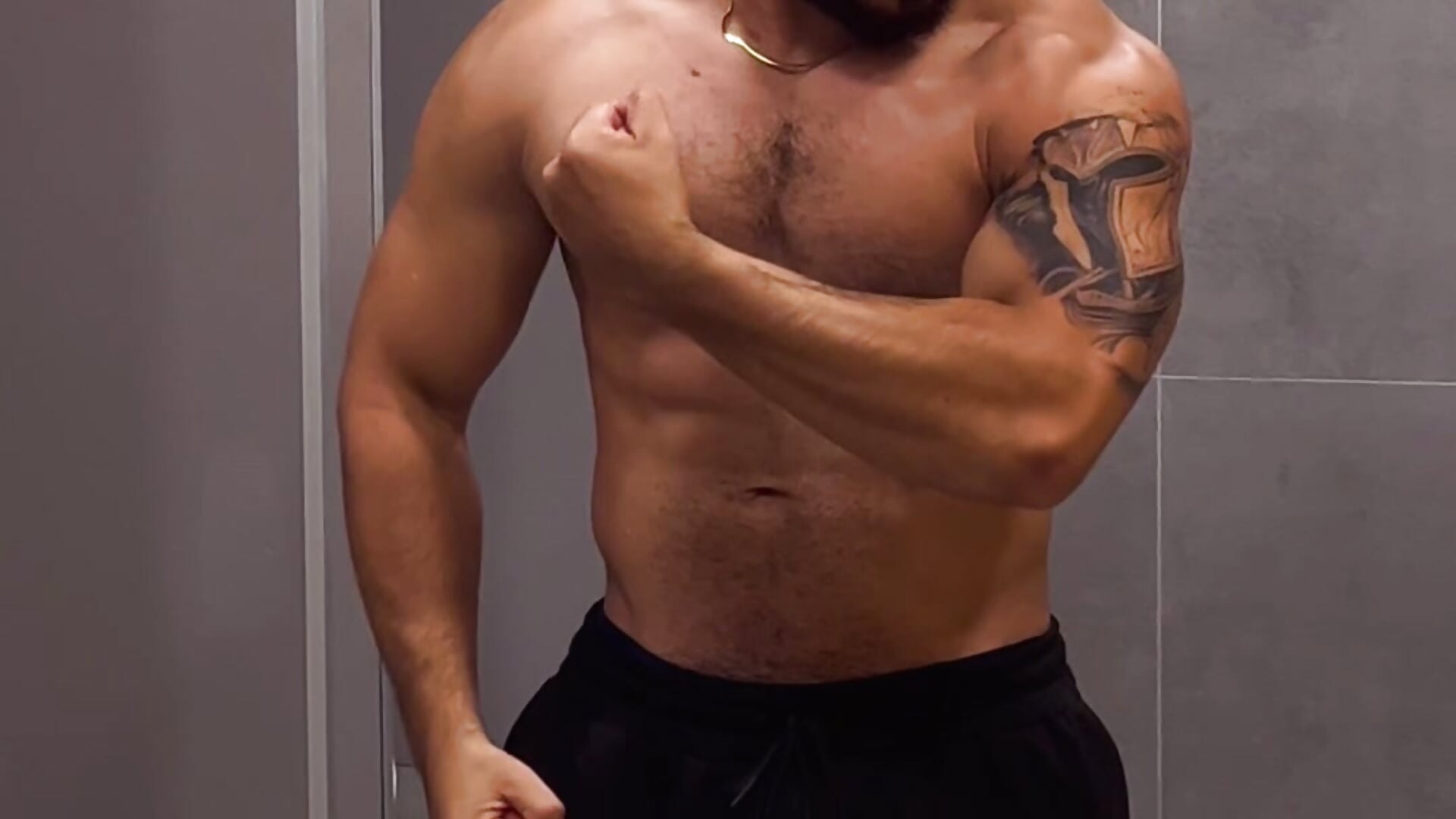 Muscles For you💋 - video by vincentjaxon cam model