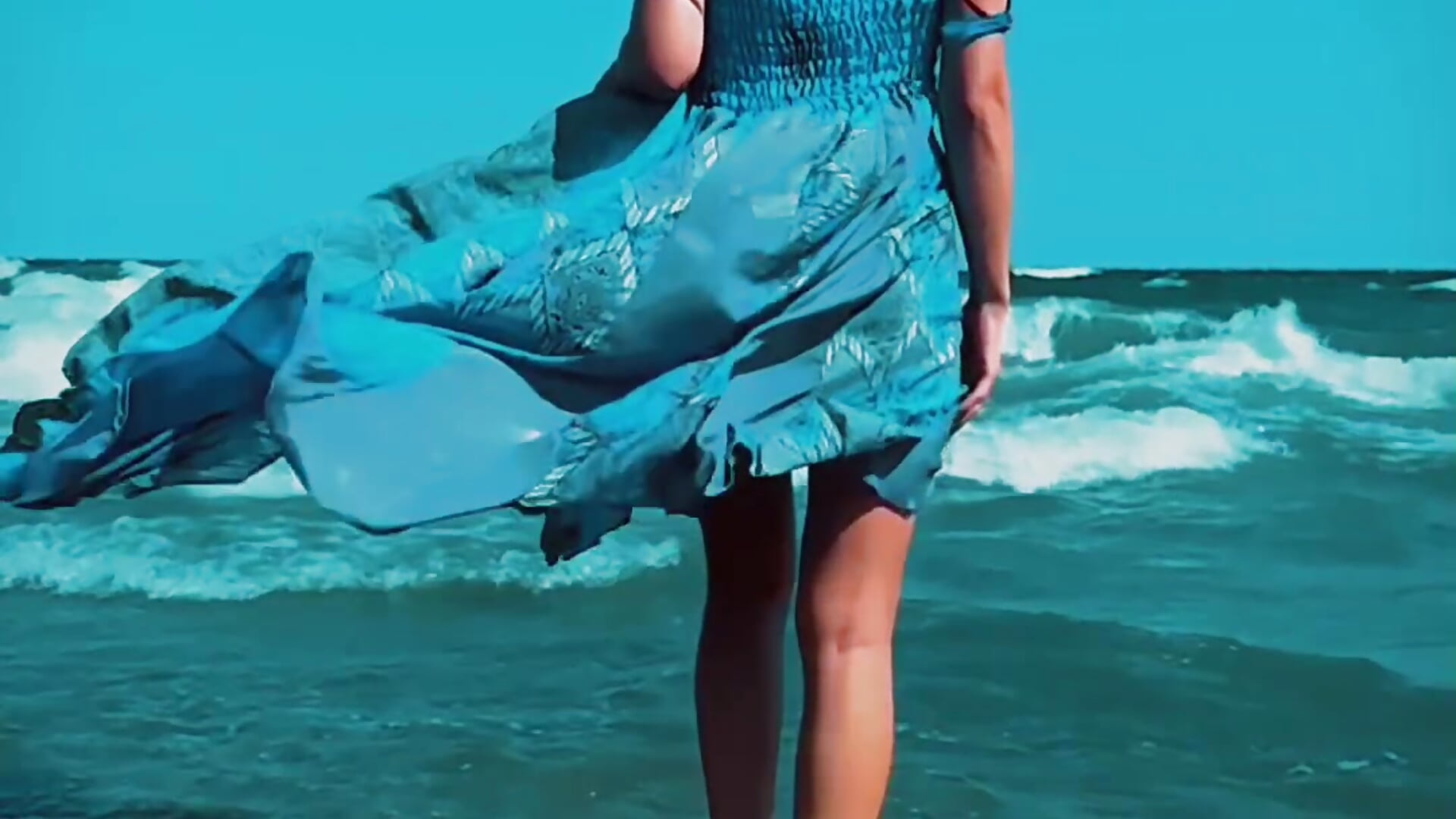 Let the waves kiss my skin... Are you coming with me?🌊🔥 #beachbabe #sexywalk #summervibes - video by NeonNymph69 cam model