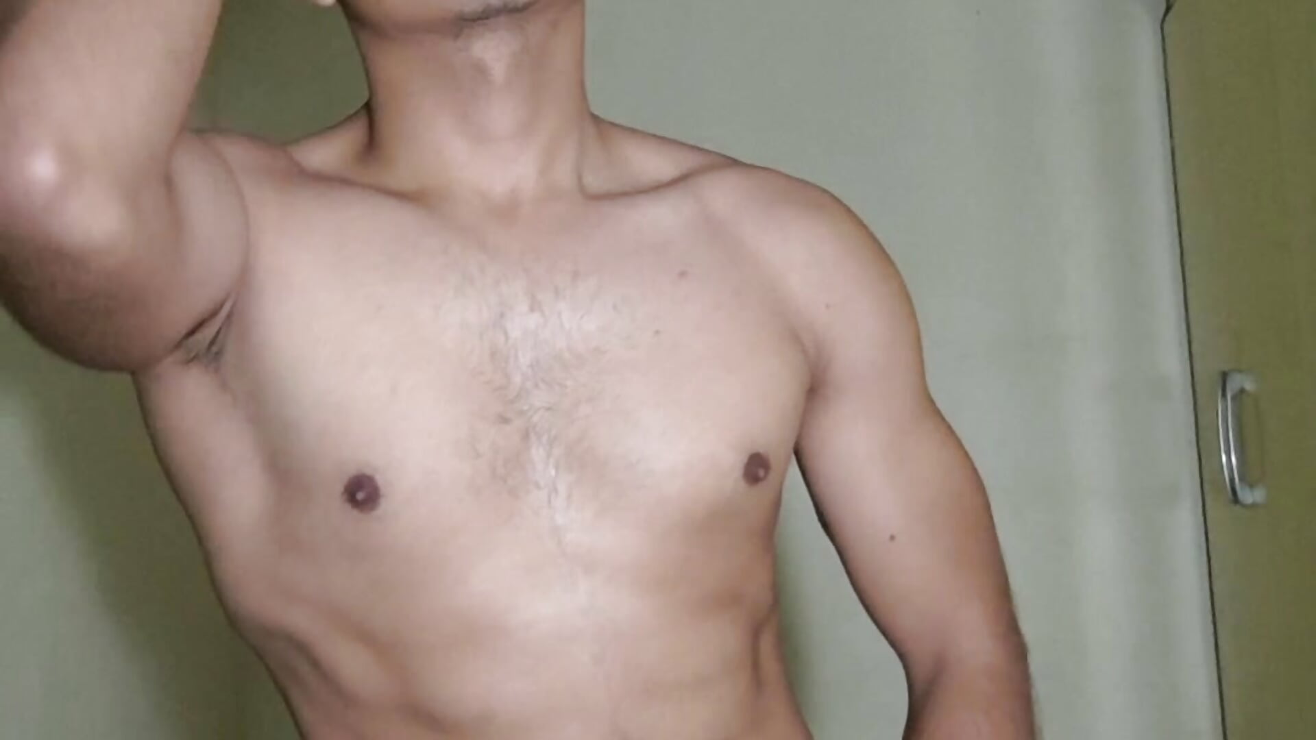 Flexing my muscles and cumming at the end - video by paullinho_26 cam model