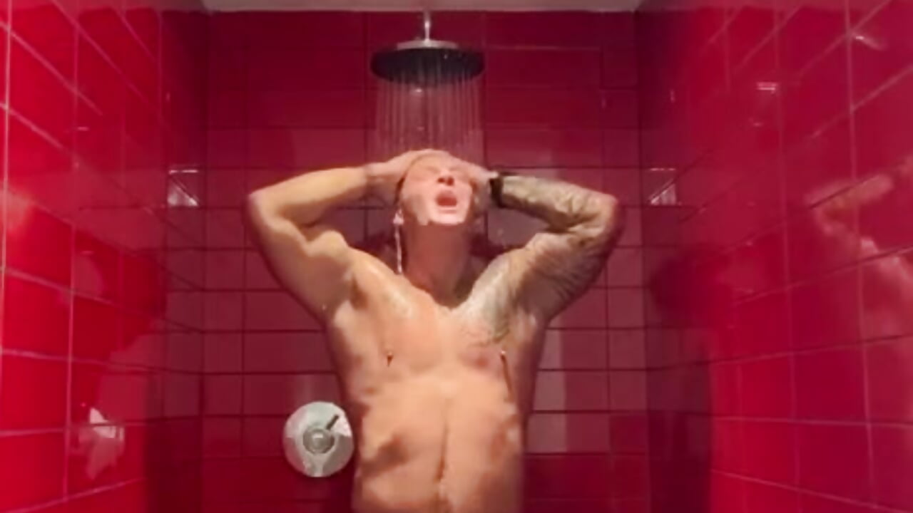 Shower time - video by Reggie_roxie cam model