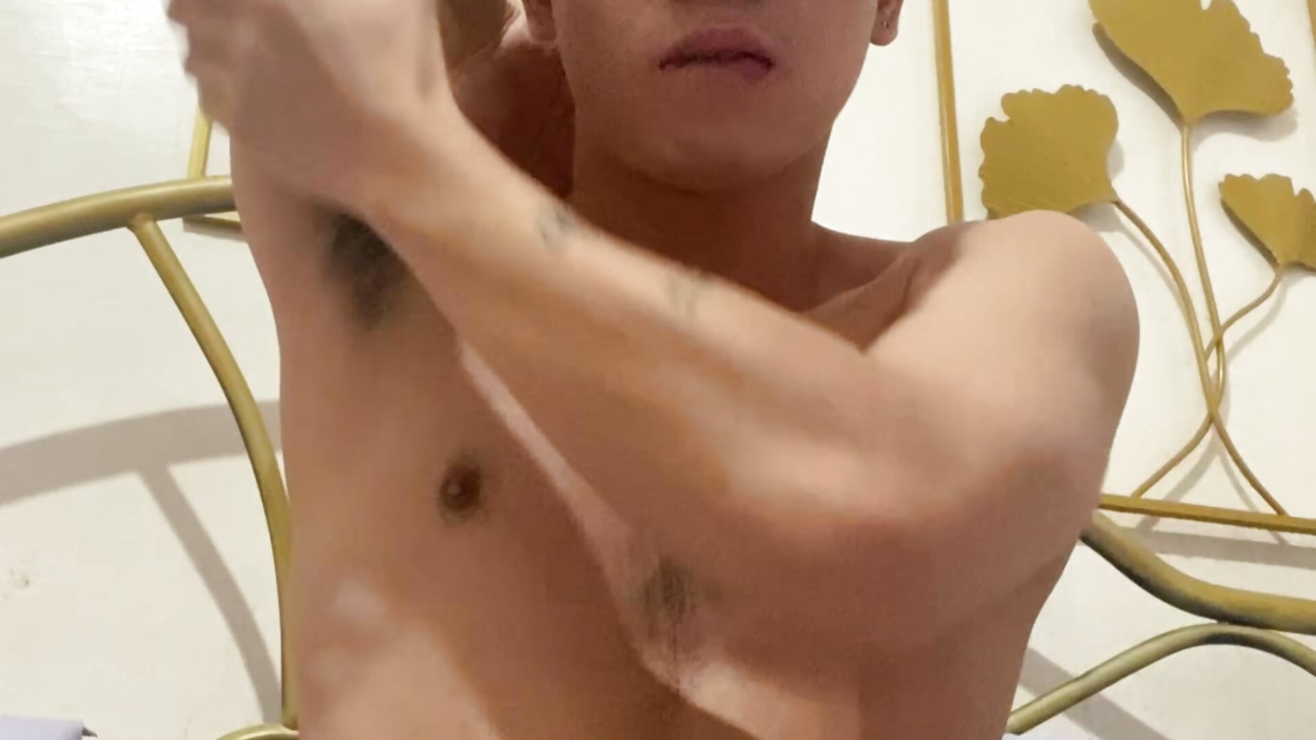 Massage my body using oil my love - vidéo du modèle de showcams JerichoGutierez