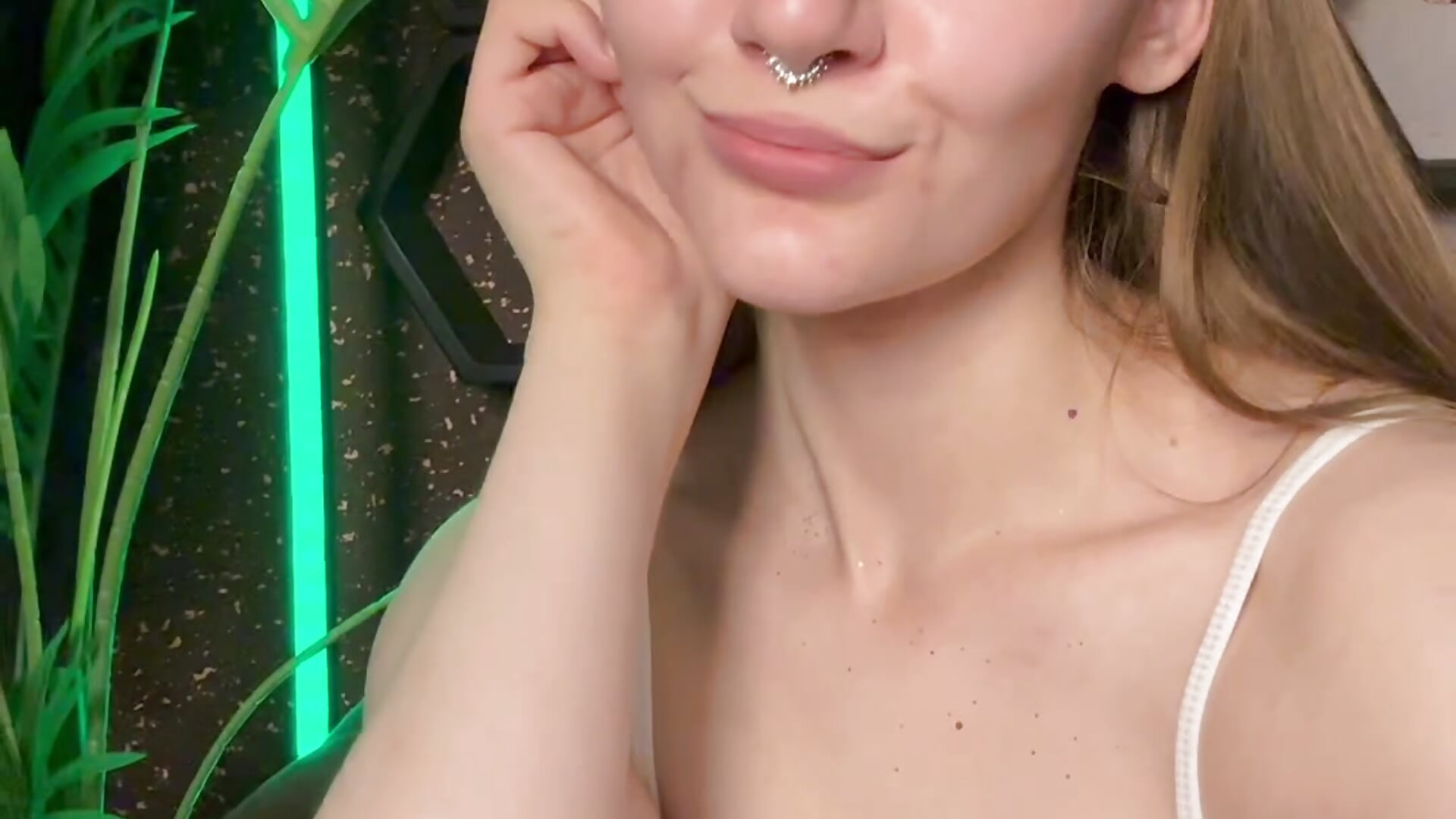 My naughty piercing😝 - DiamondGoldie adlı kamera modelinin videosu
