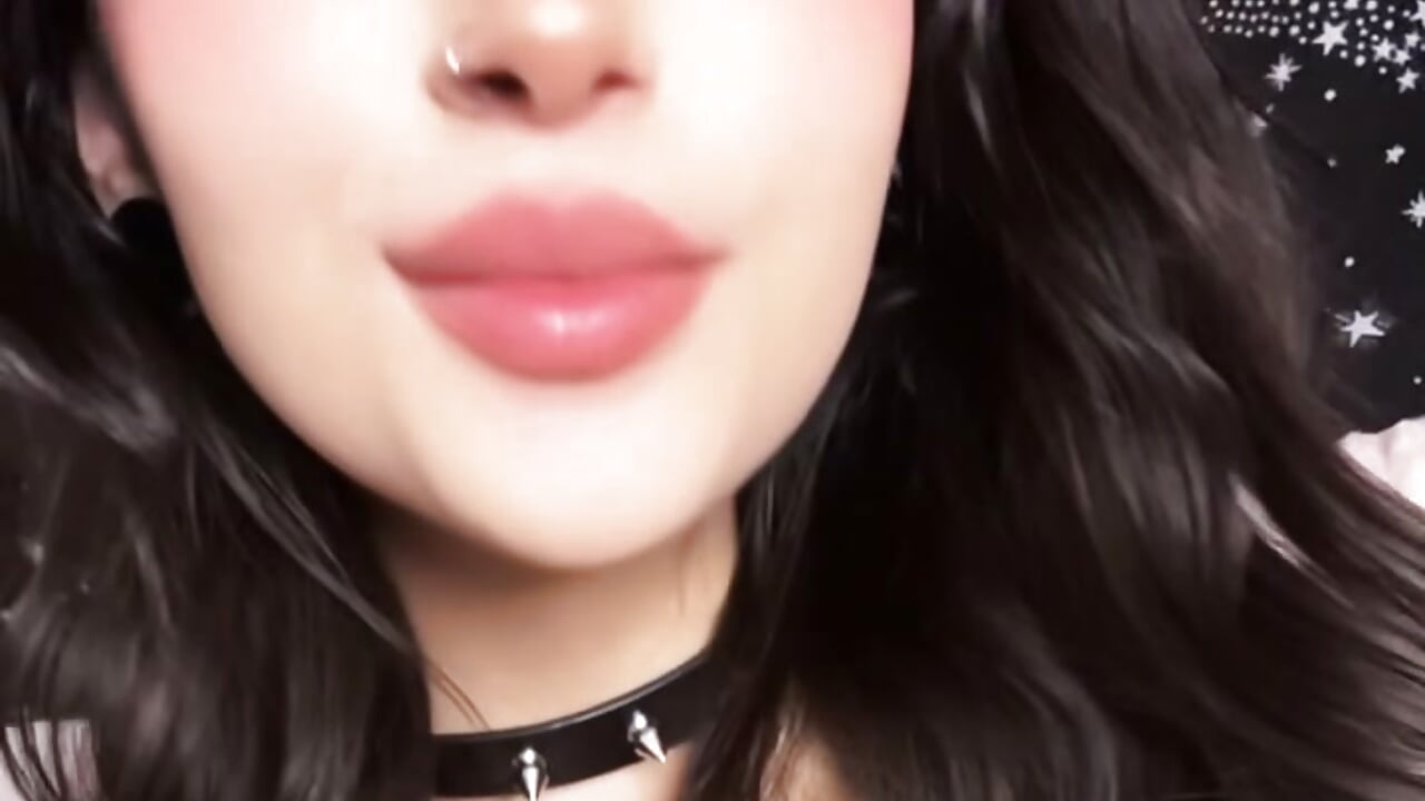 Kiss kiss - video by lilyx_ cam model