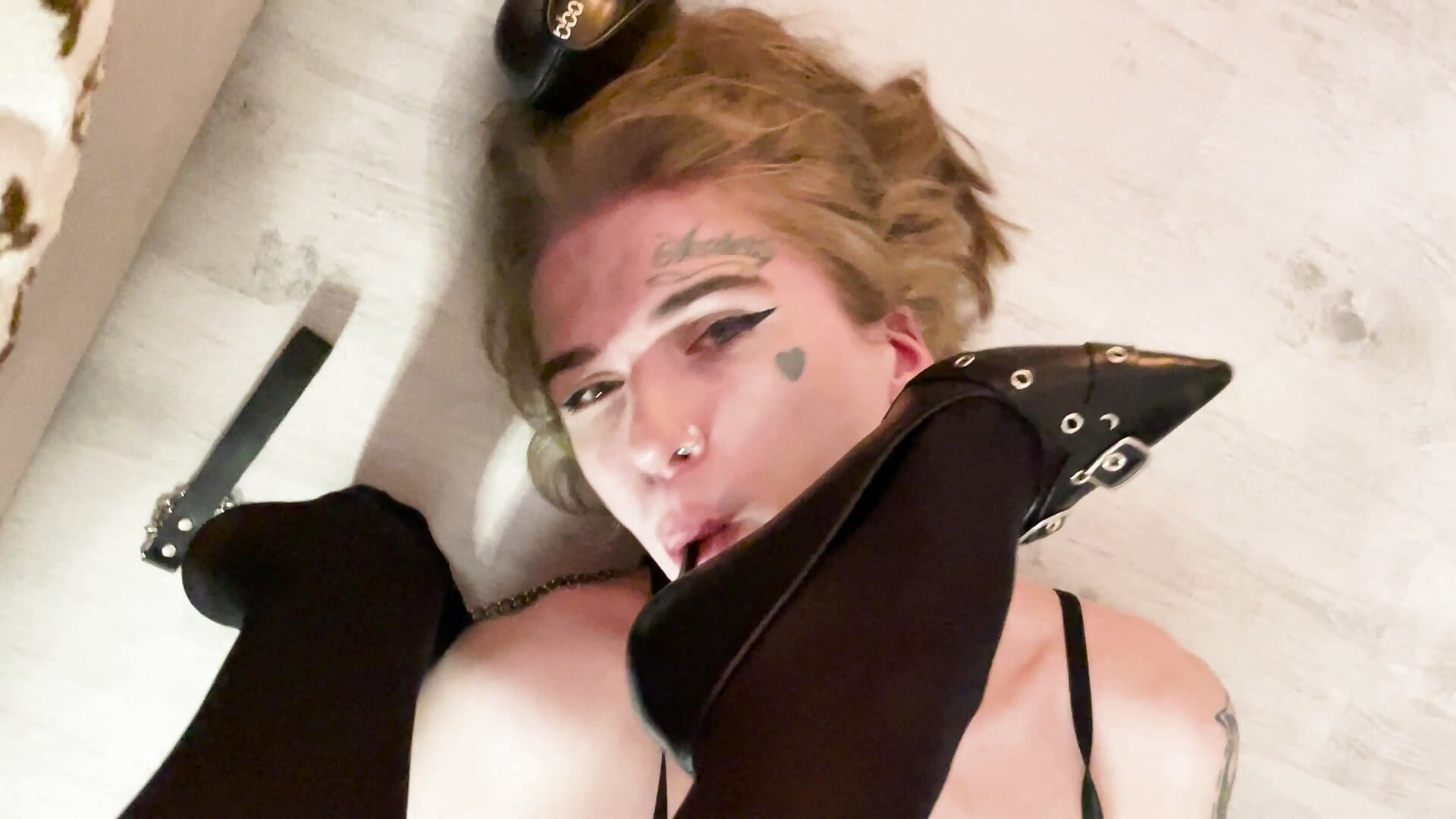 Sissy slut Sugar worships mistress heels (femdom) – видео вебкам-модели midwestemoqueen