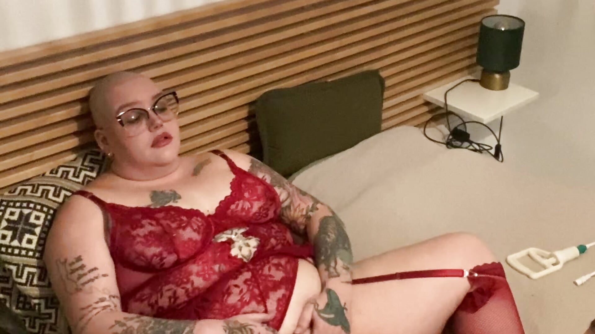 Extreme Pump & Fist Bald Head Edition 🥚🥵 - video by AlyssaWonderland cam model