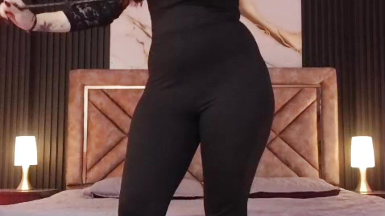 “This pose speaks for itself… slow, confident, irresistible.”  👠🔥😈 - Video von MissKathyfox Cam-Model