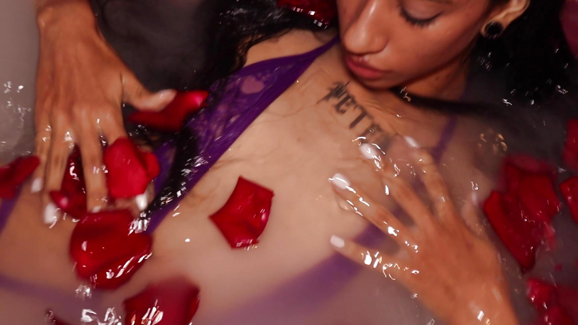 let's take a bath together? - video by MegannBabby cam model