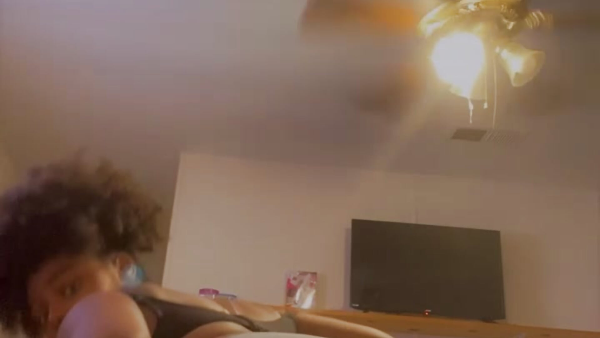 Shaking that fat ass - video by blaxkchoclate cam model