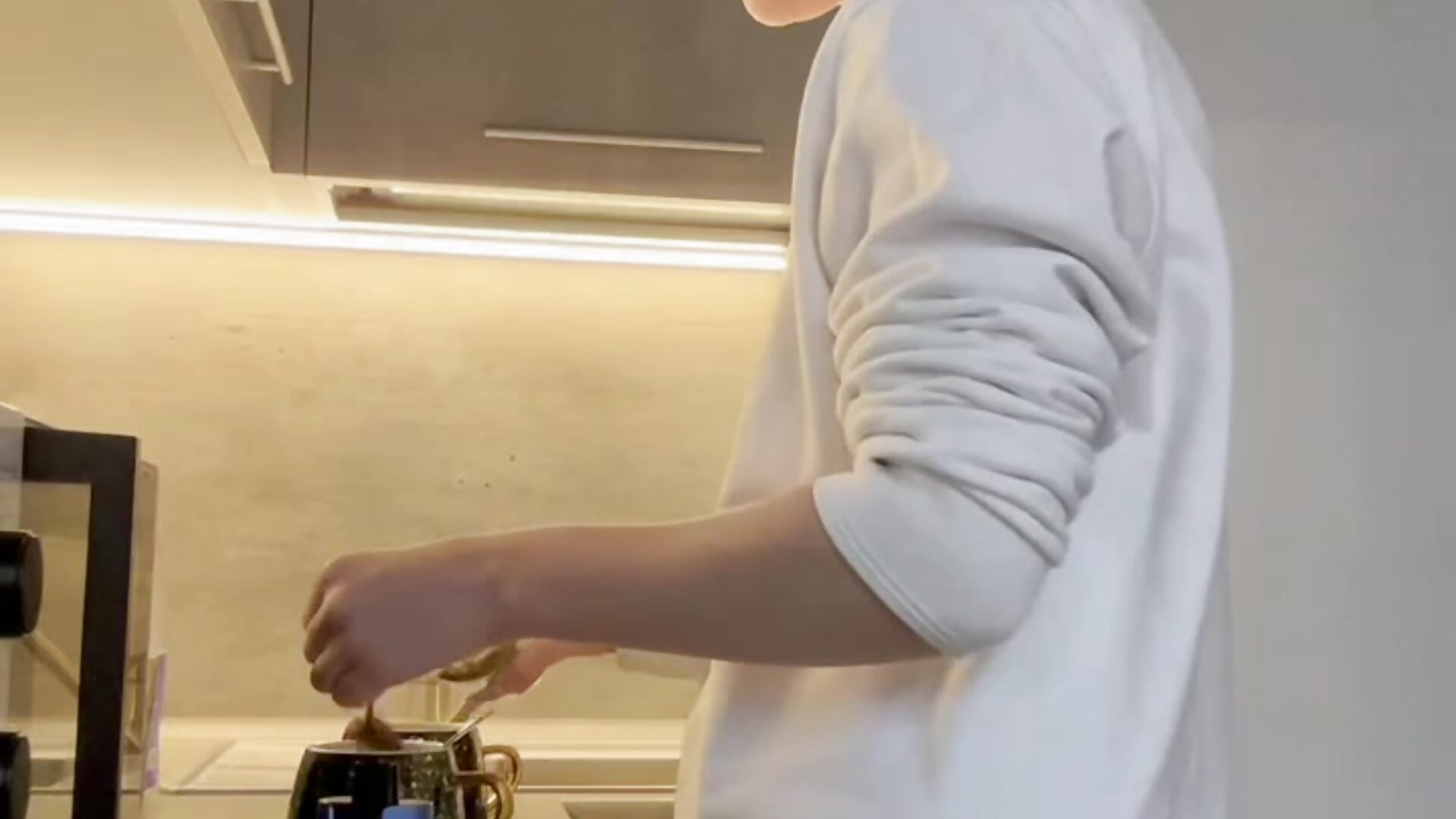 I make my favorite coffee in the morning - βίντεο μοντέλου Moon_cutie