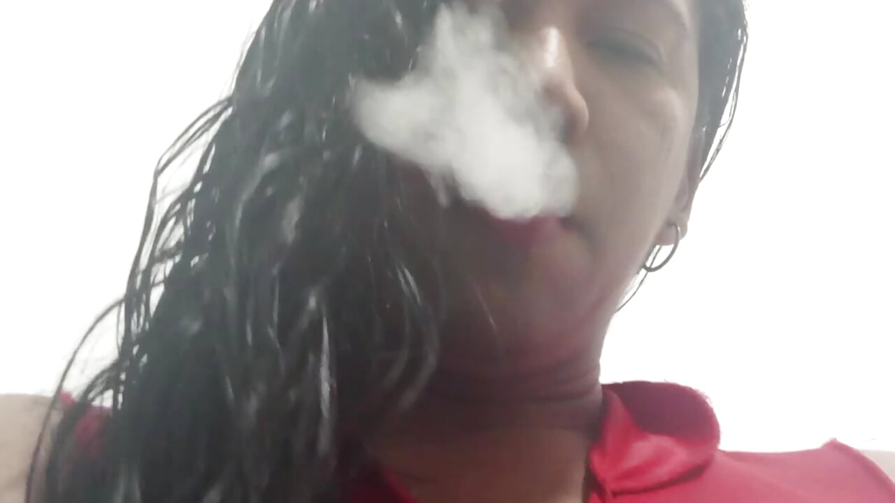 Smokin sexy - video by veropatri_fire cam model