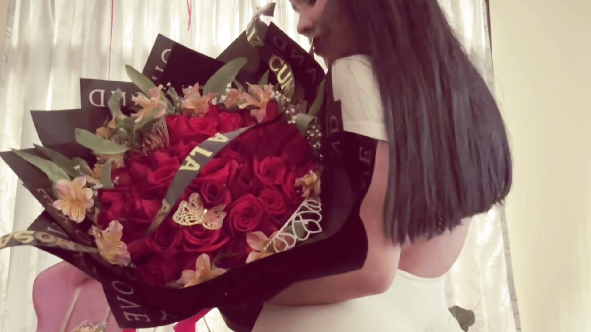 Amo las rosas - video by laure_torres cam model