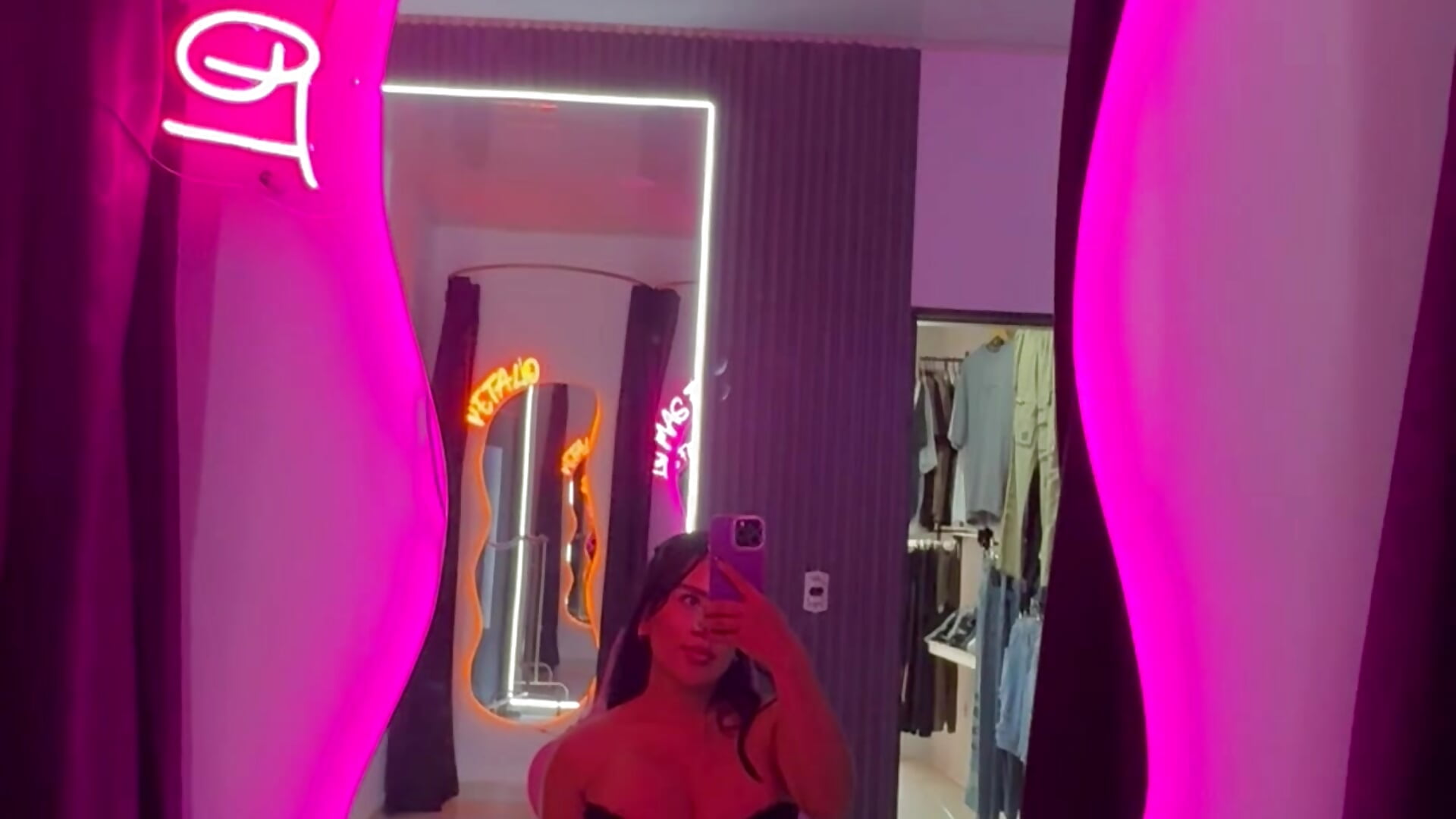 Linda 🥰 - video by laure_torres cam model