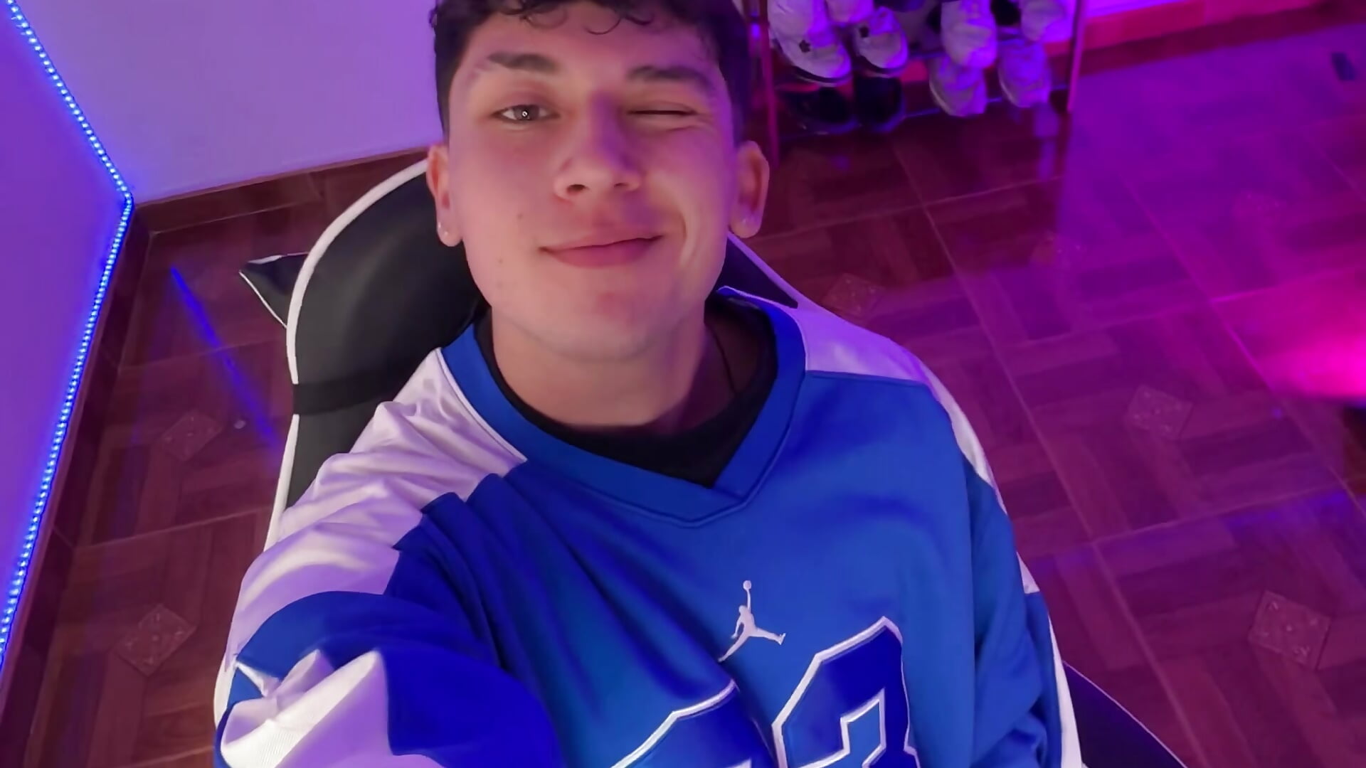 I back - video by oliver_kyy cam model