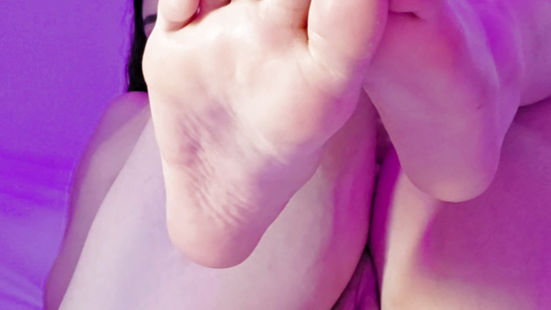 Do you like my little feet? 🤭