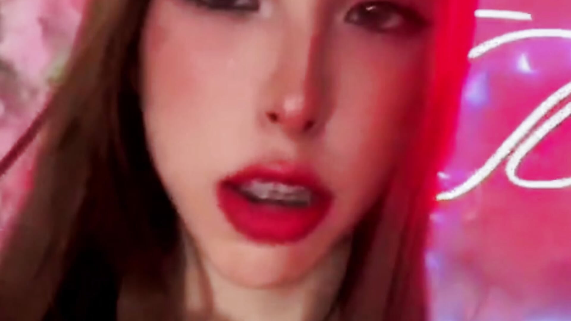 The perfect mix between innocence and fire.－カメラキャストのluxy_aryの動画