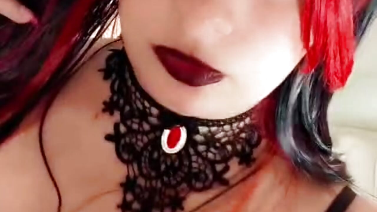 🧛‍♀️🩸 Don’t be afraid of the dark… the most mysterious vampire is here to cast her spell on you. - video angel__red_ kameramallilta