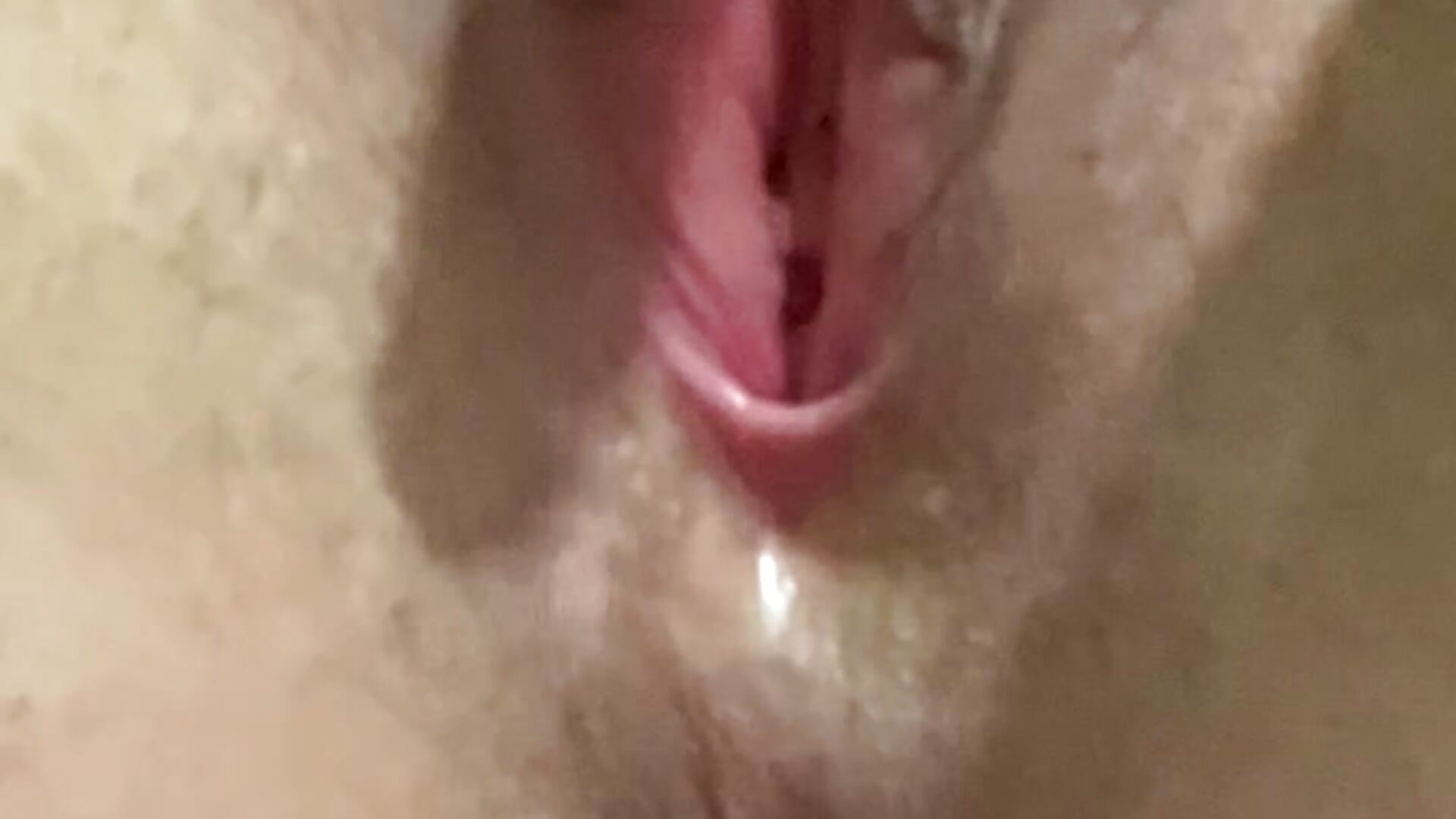 Opening pussy( zoom )