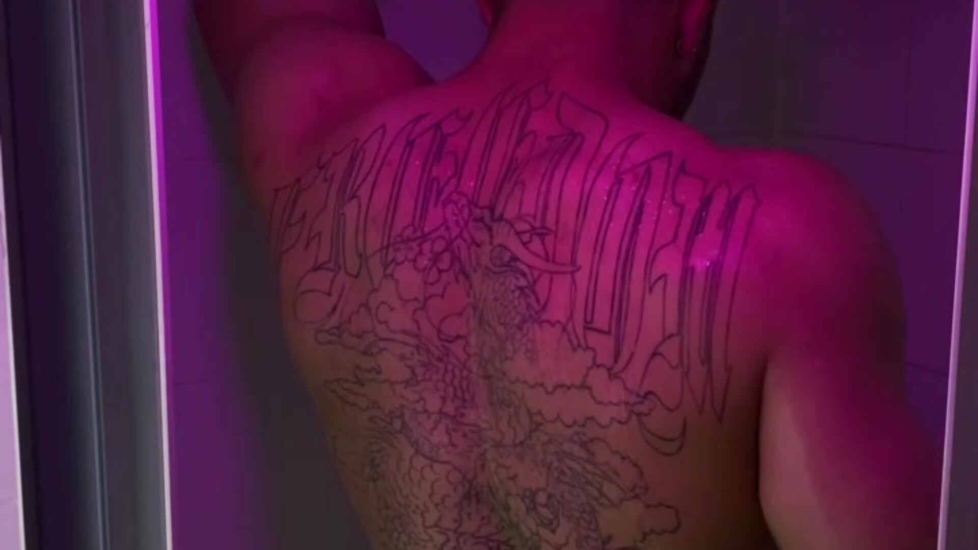 Shower – video af DanApollo