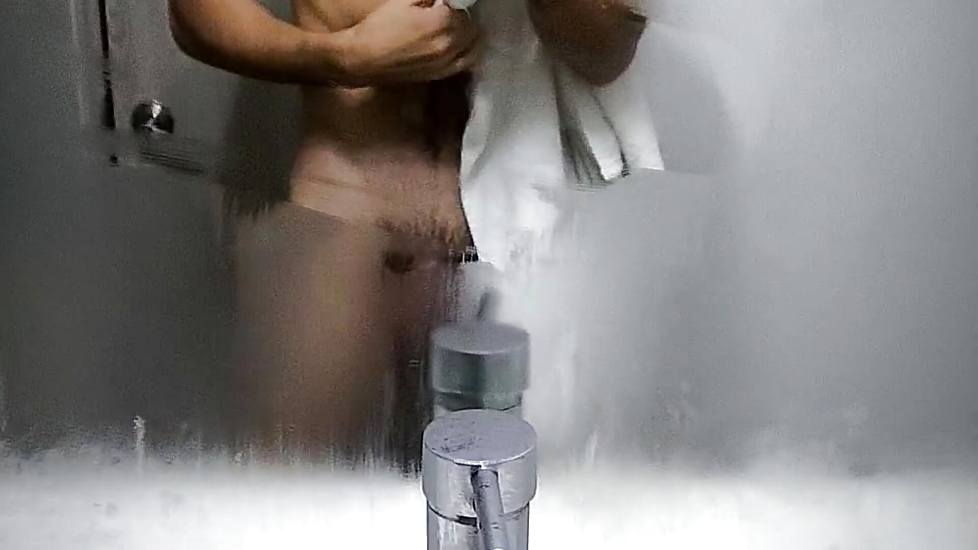 Alguien para ducharse conmigo? - video by shule7 cam model