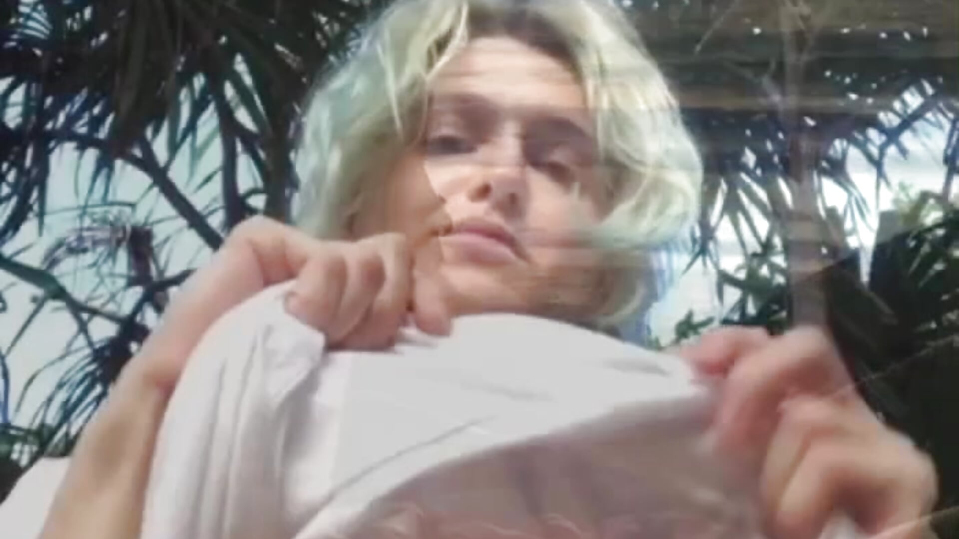 Preview Public masturbation and flash compilation on the beach with people around - video by Lea_Elfie