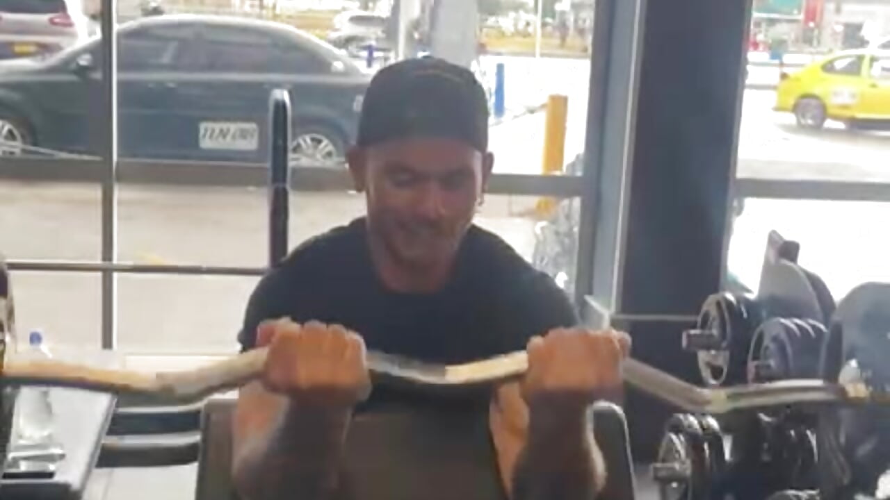 entrenamiento de biceps - video by dylan_jacobx cam model