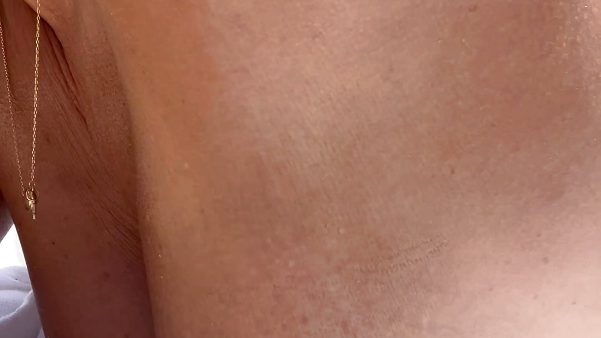 Sweaty at the beach - video by Lionessan cam model