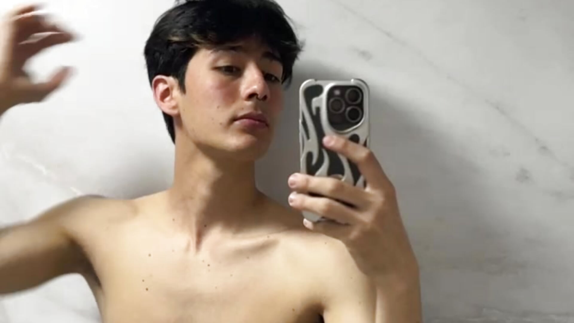 No shirt in a public bathroom🔥 — filmik Jeremias_miller, modela(-lki) na kamerkach