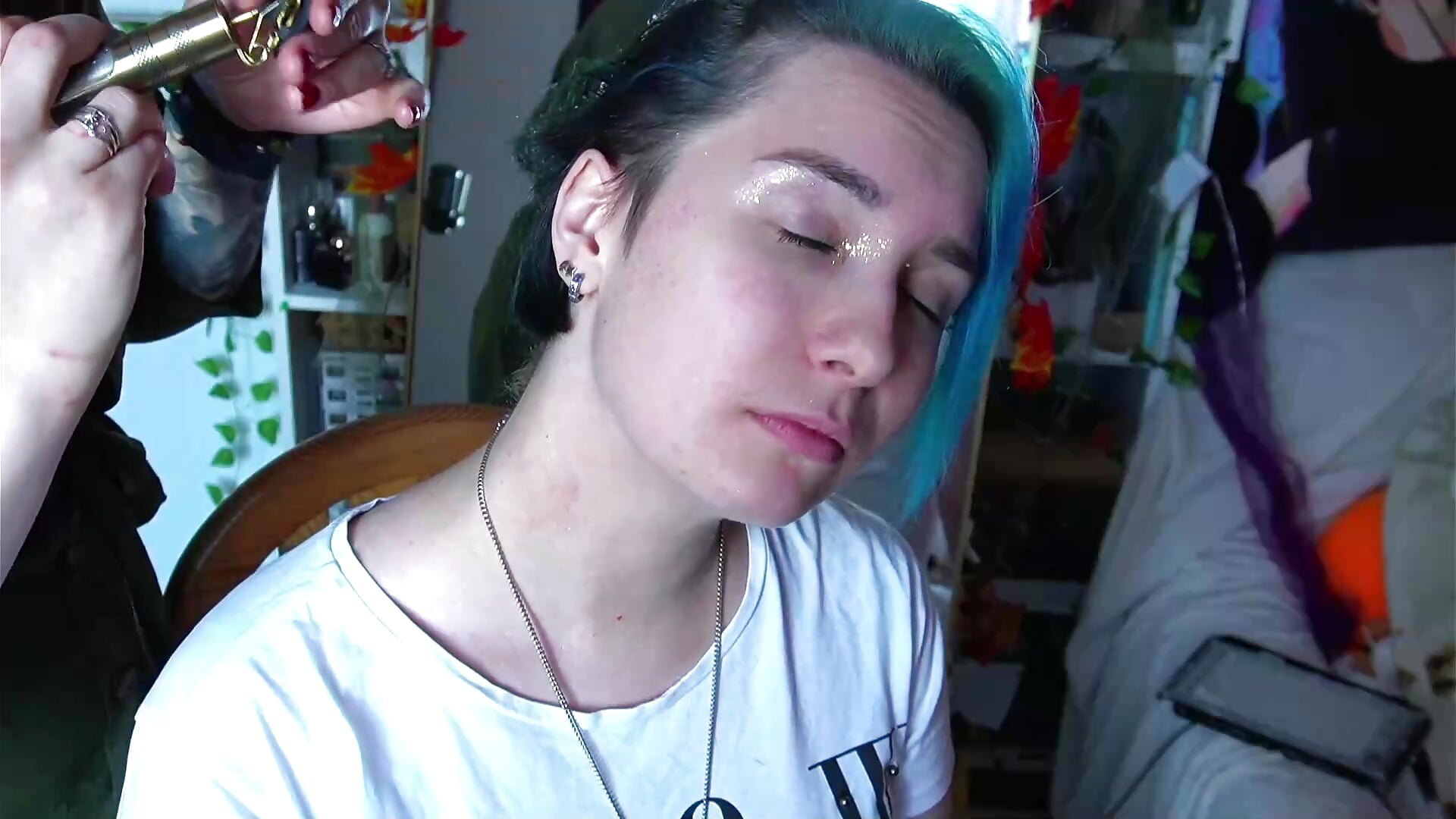 shave Leah's sides