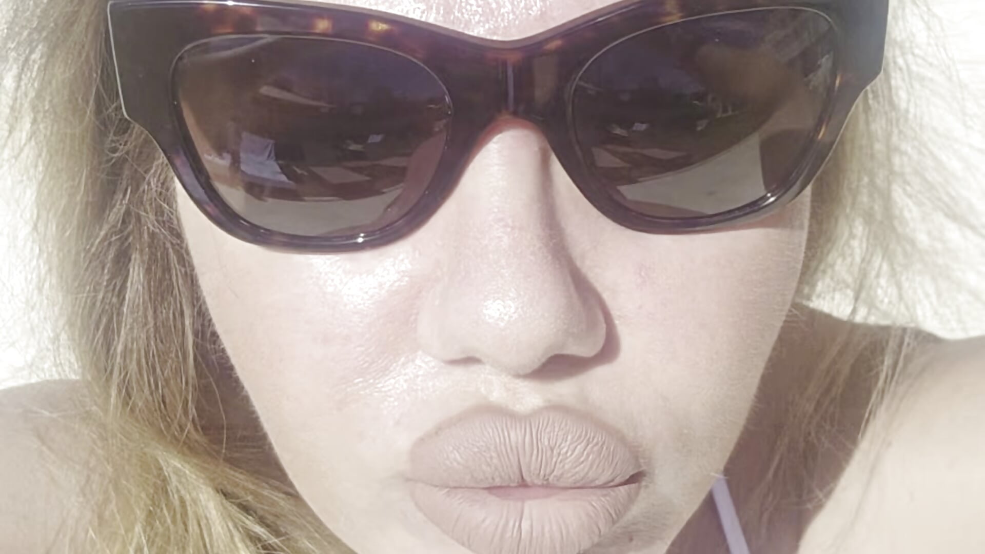 I'm at luxury vacation - video di Alisasex@xh modella di cam