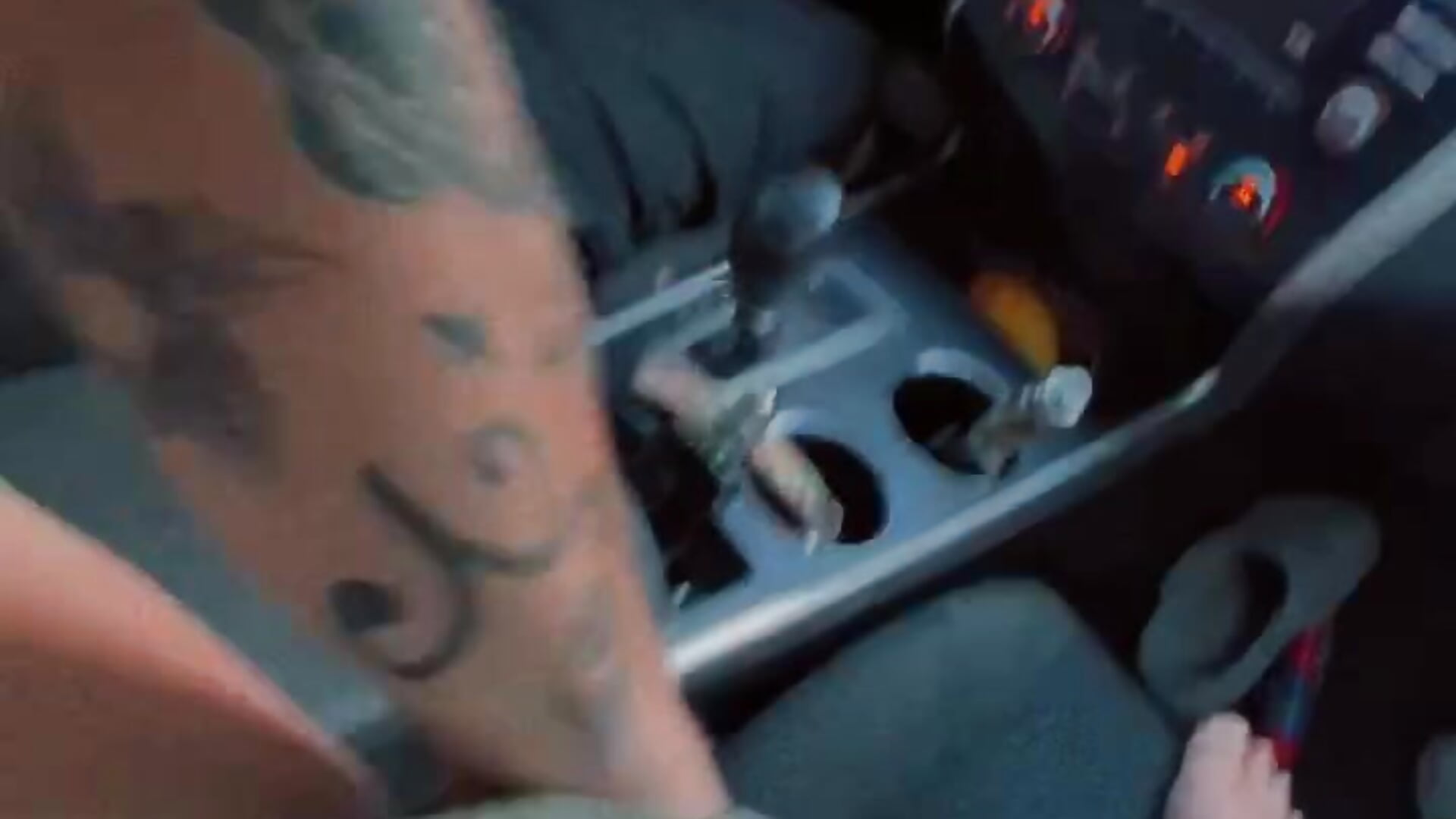Playing with her pussy while I drive down the road😈😳💦 – видео вебкам-модели Tattoodaddycumslut