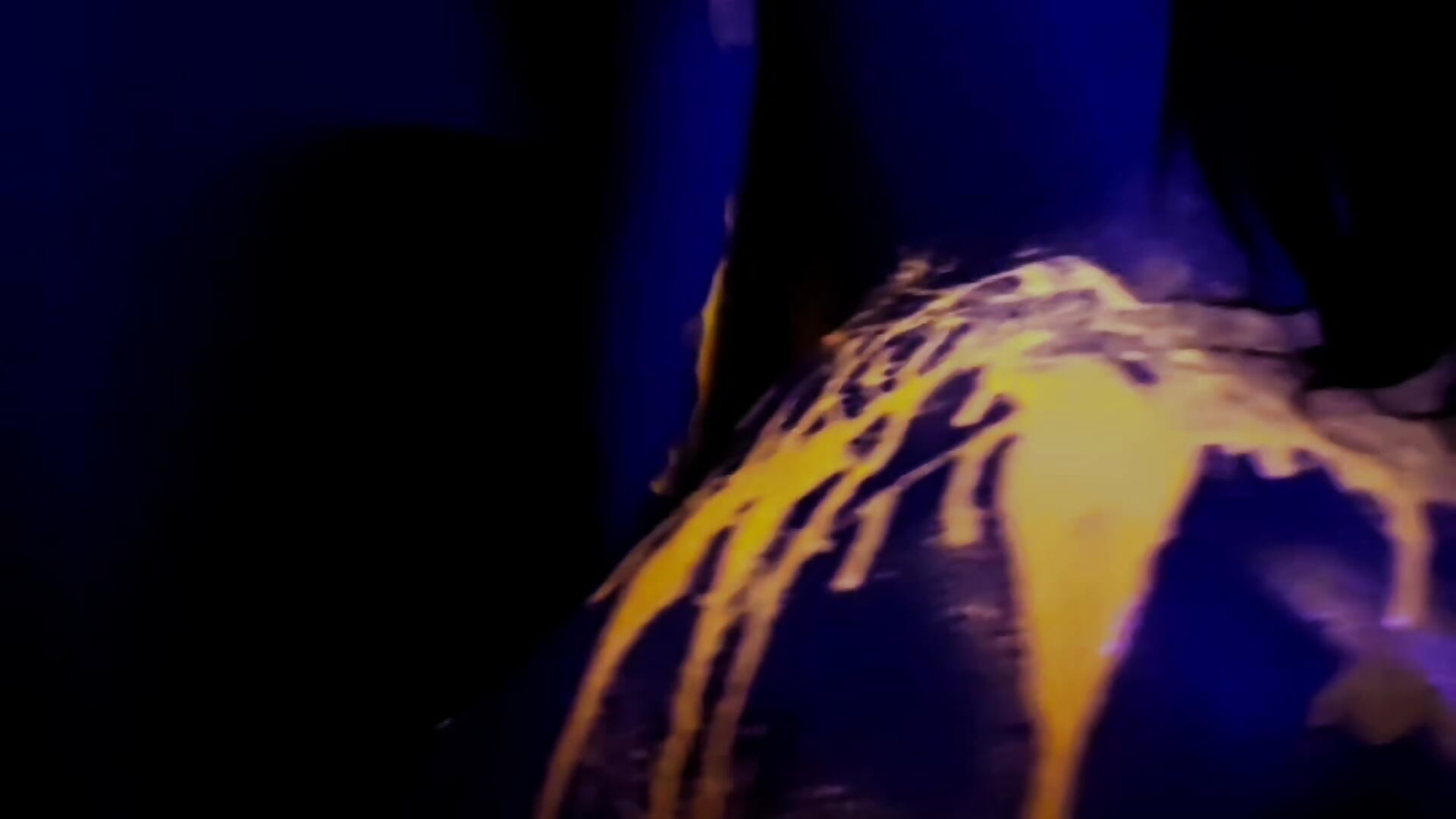 VIDEO EPHEMERE TWERK NUE SOUS PEINTURE UV ULTRA SEX - video av Mila_Rouquine cam model