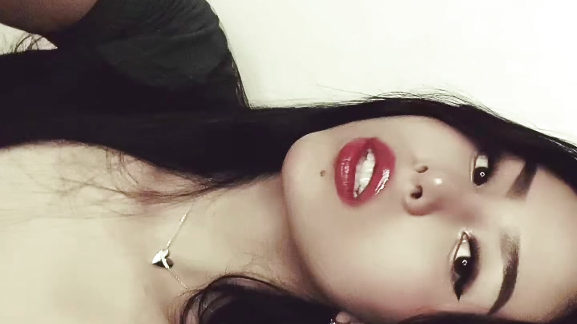 Vamos a besarnos? 🫦 - video by natsu_saori cam model