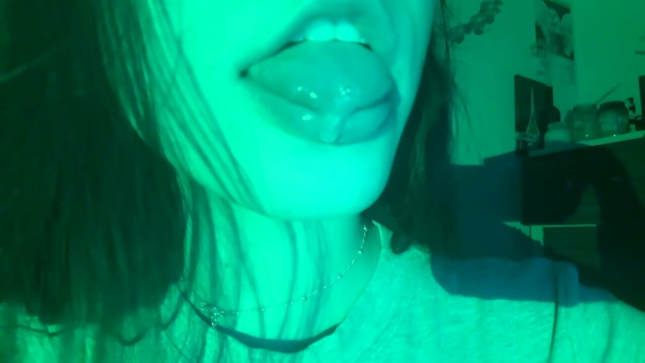 my wet tongue ;) - vídeo de la modelo de cam lilbbyily
