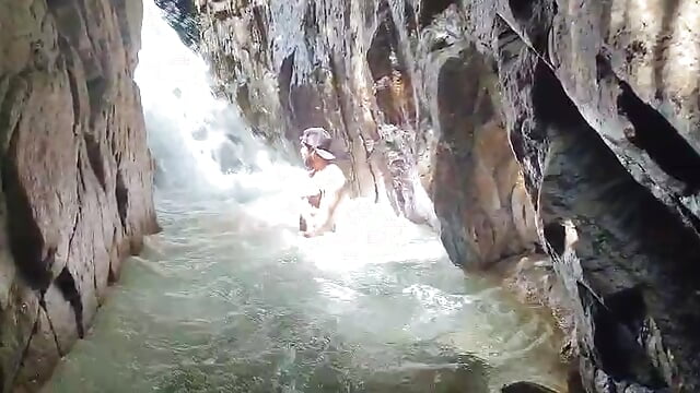 very water heheh - video by Troyy_lee1 cam model