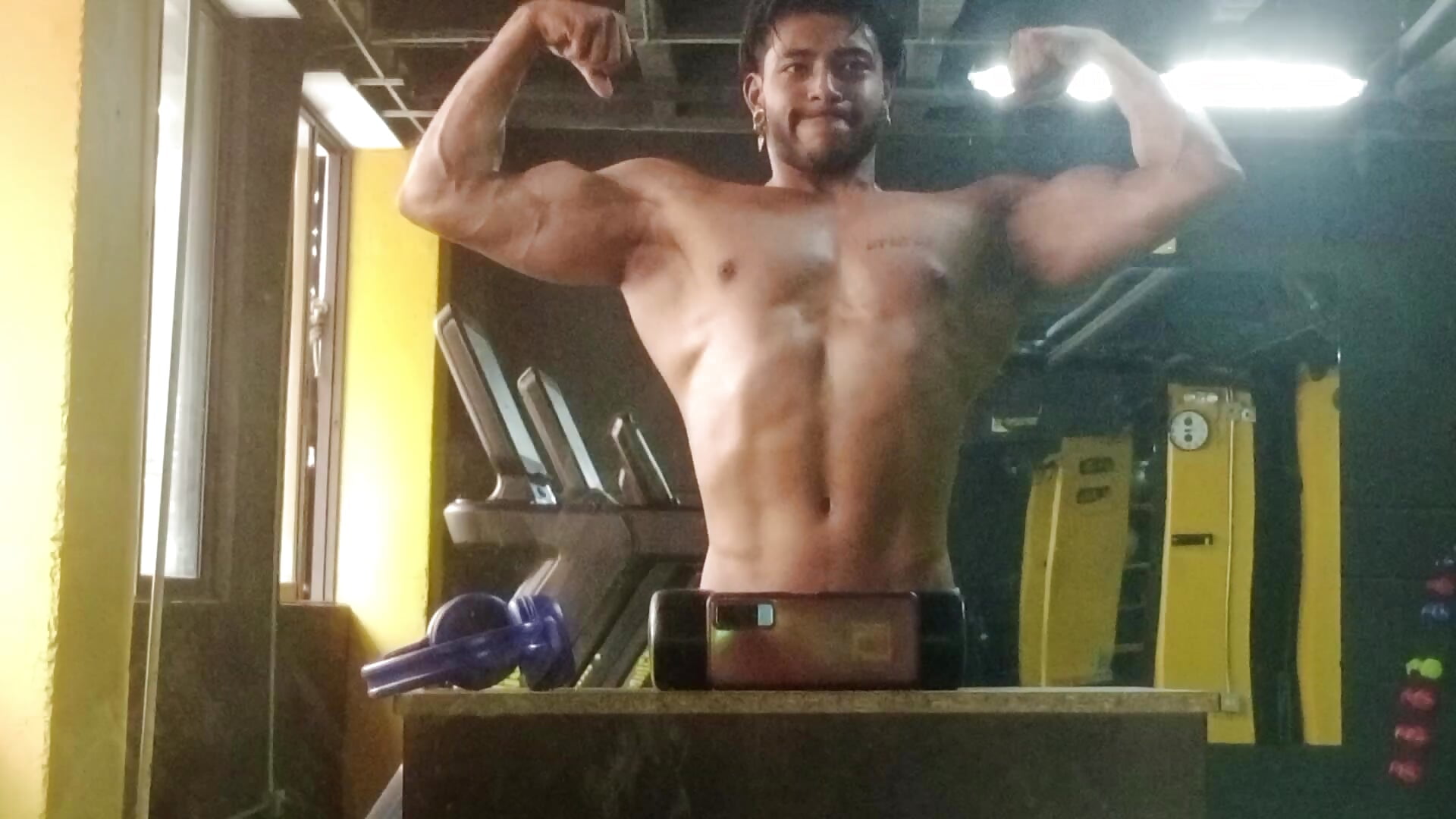 Your muscle boy 💪😘😘 - video by Troyy_lee1 cam model