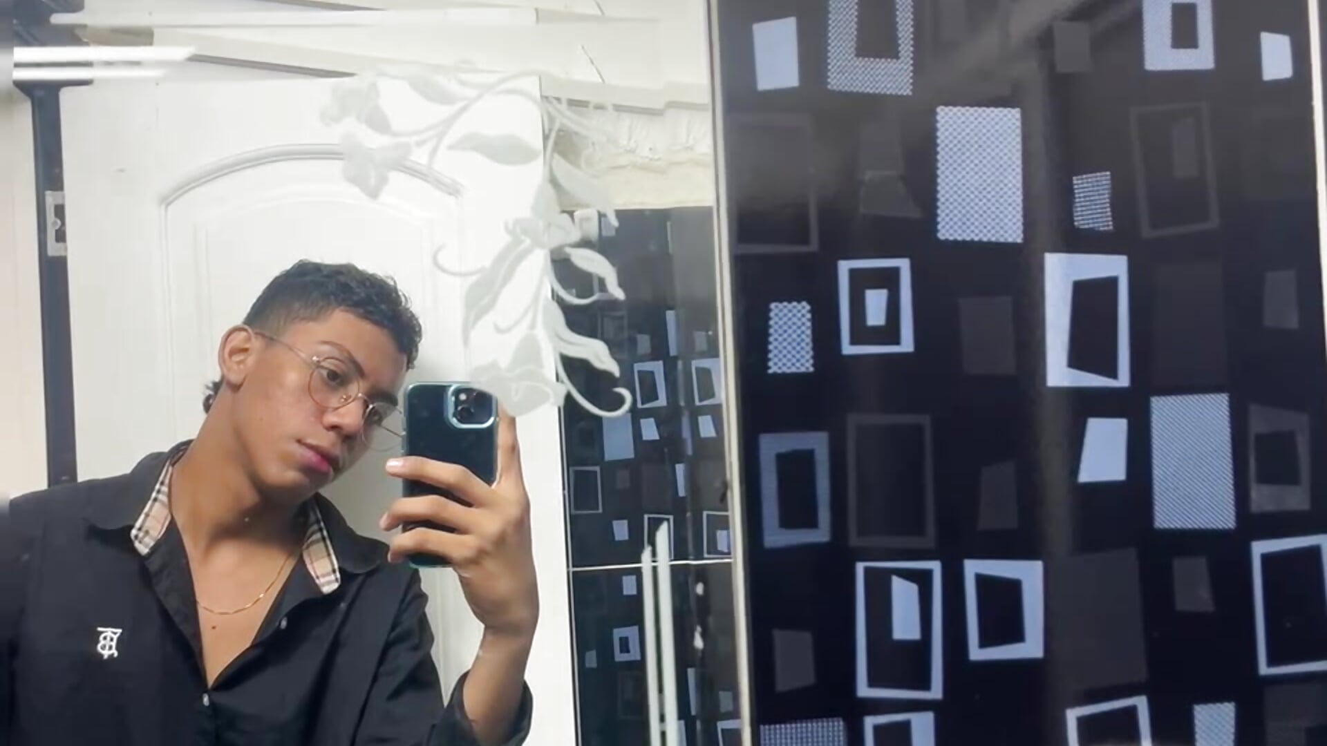 𝐼'𝓂 𝓁𝑒𝒶𝓋𝒾𝓃𝑔 ... 𝑜𝓇 𝒹𝑜 𝓎𝑜𝓊 𝓅𝓇𝑒𝒻𝑒𝓇 𝓉𝑜 𝓈𝓉𝒶𝓎 𝓌𝒾𝓉𝒽𝑜𝓊𝓉 𝒸𝓁𝑜𝓉𝒽𝑒𝓈? - فيديو من Brunette__boy موديل الكام