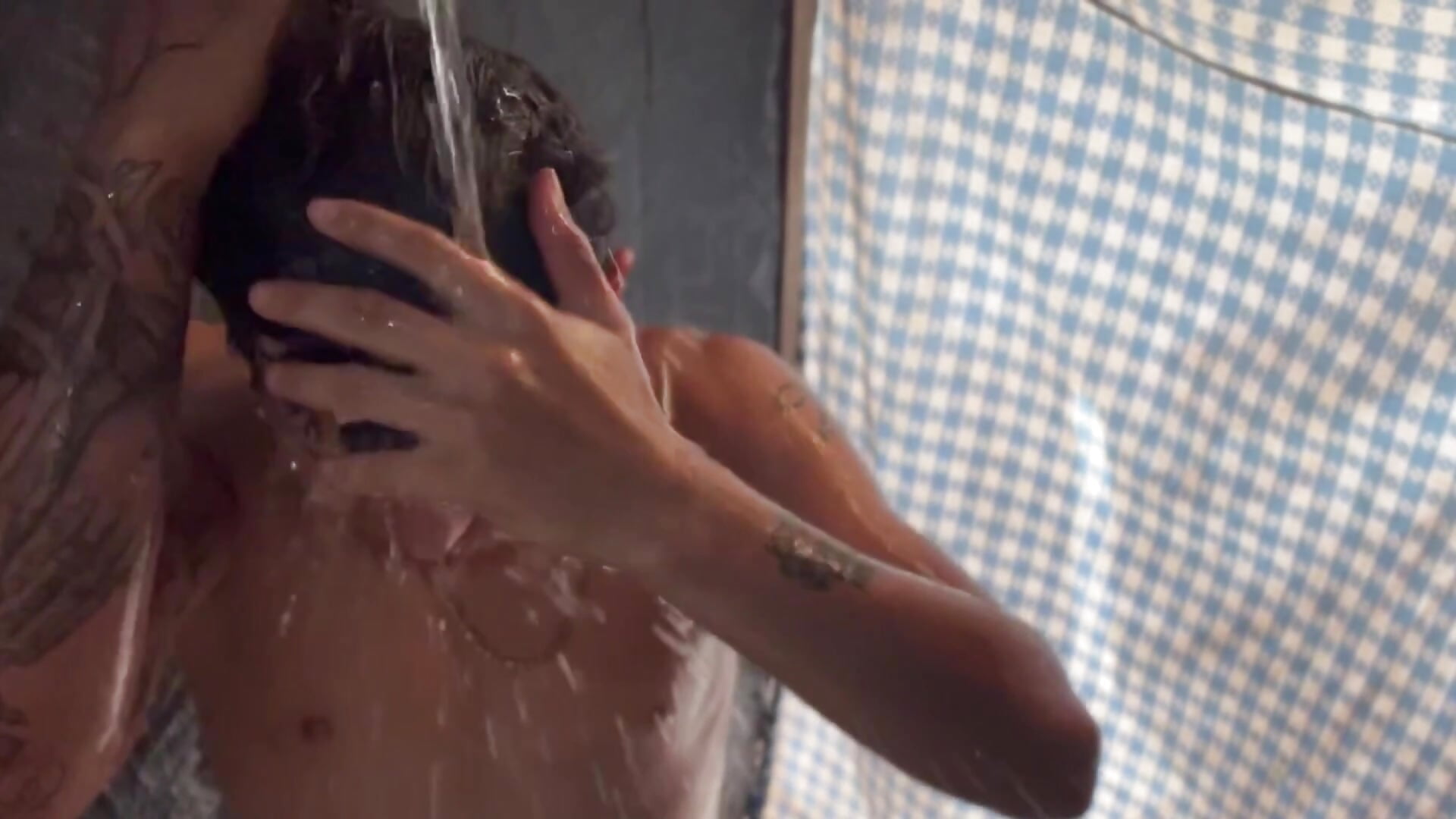 Shower - video di Ebebyjuan modella di cam
