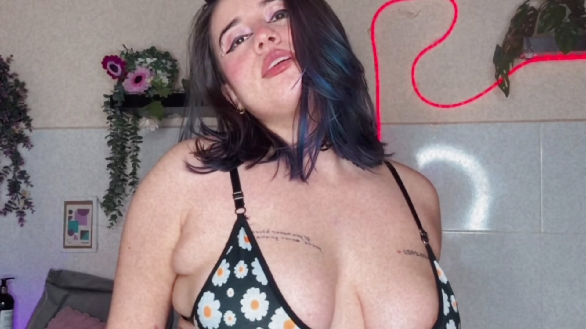 Do you like my flowers? - video by Lana_Herondale cam model