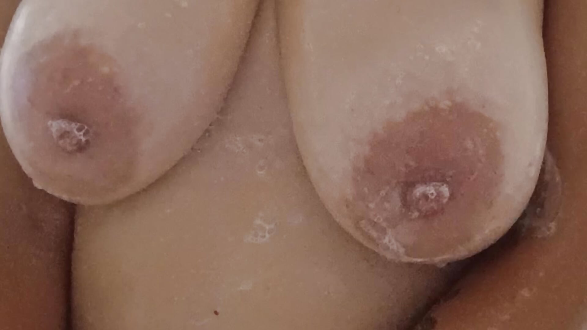Shower – video od webkamerové modelky Noraa_me