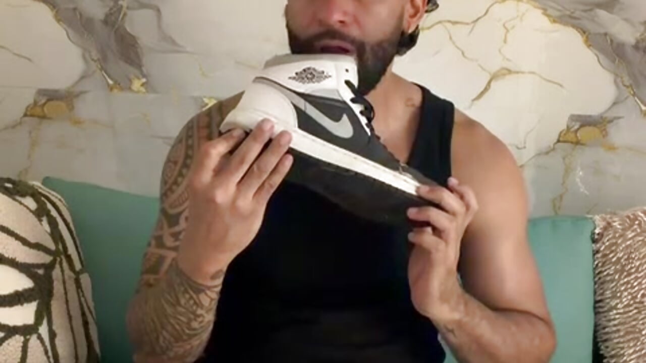 I want to lick my shoes for you.