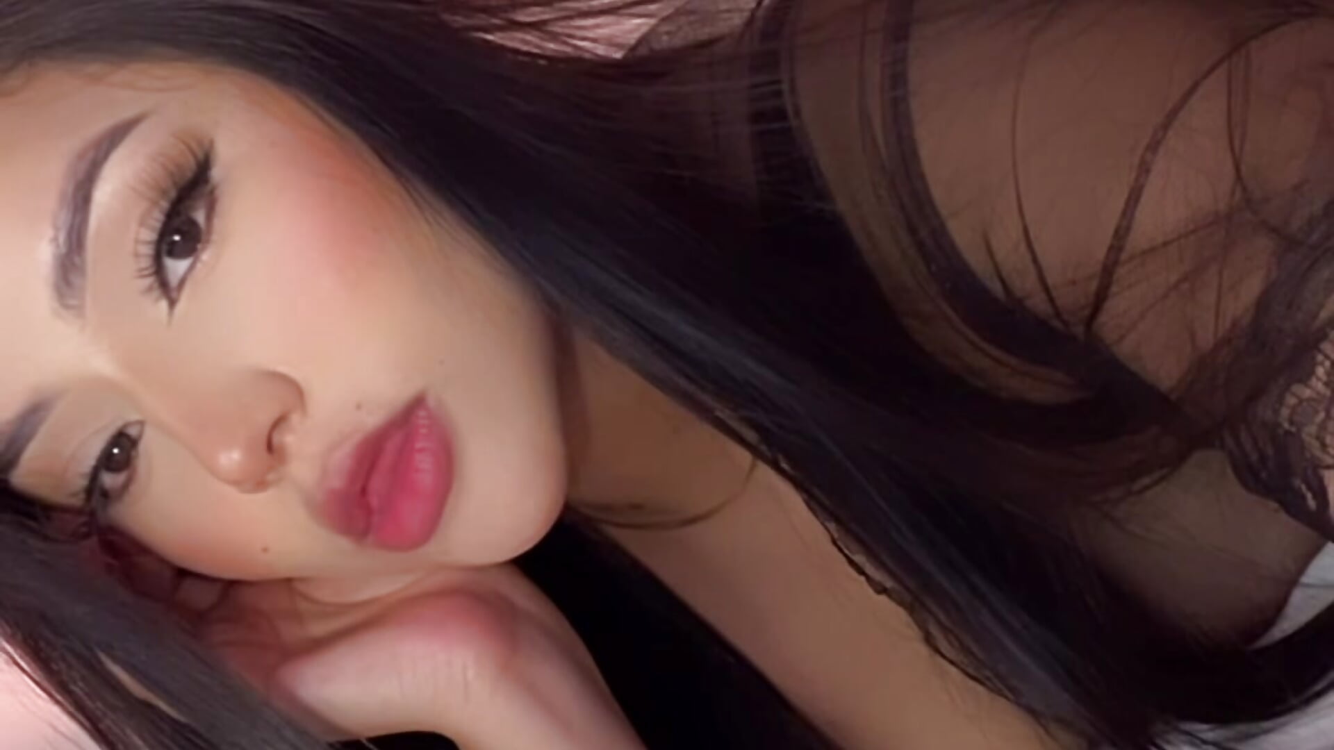 Follow me and add me to your favorites ❤️ - فيديو من Amy_azaela موديل الكام