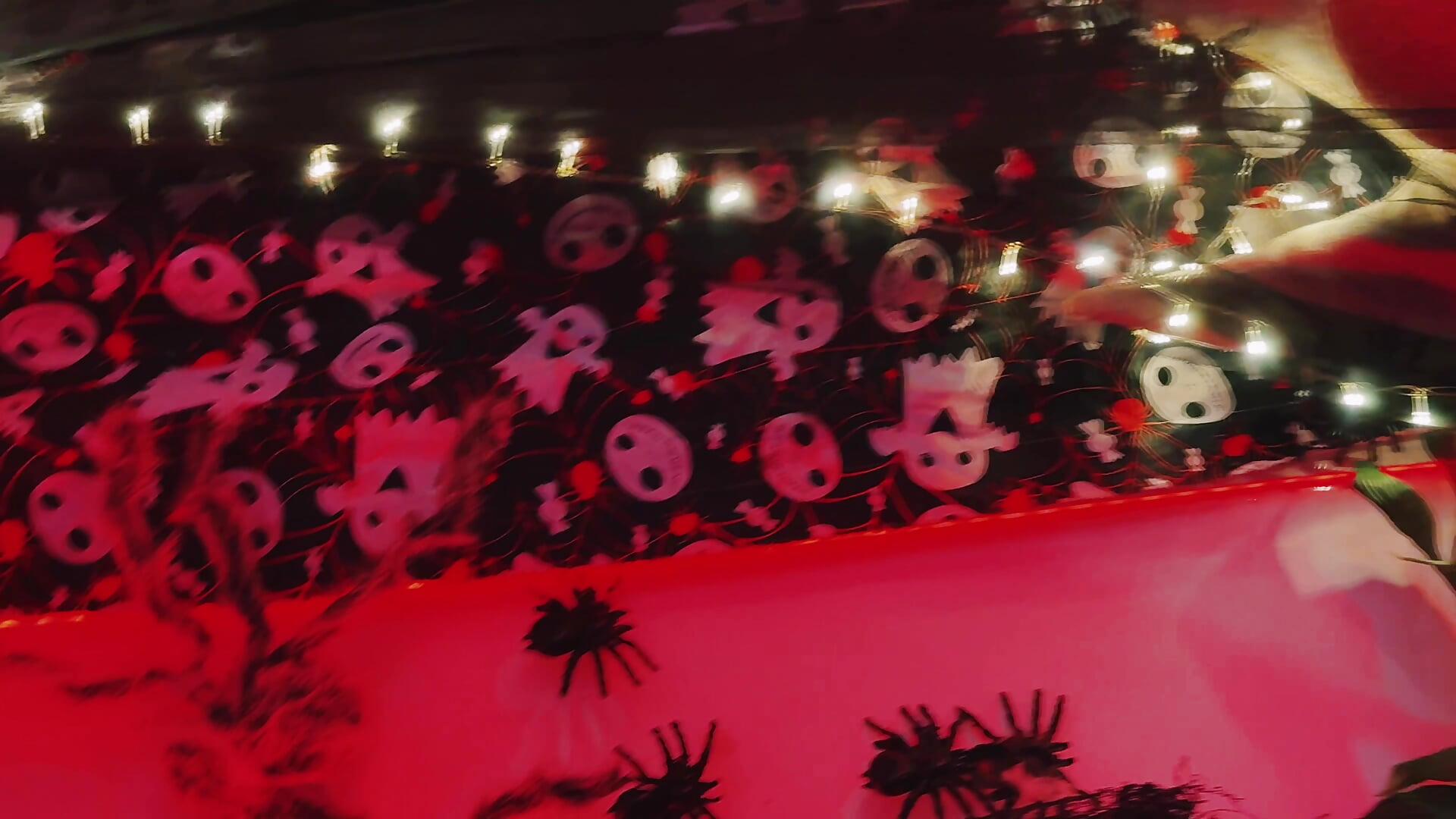 Mi uniforme tiene poderes… desaparece cuando me porto mal 👀🎃” - video by megansan_ cam model