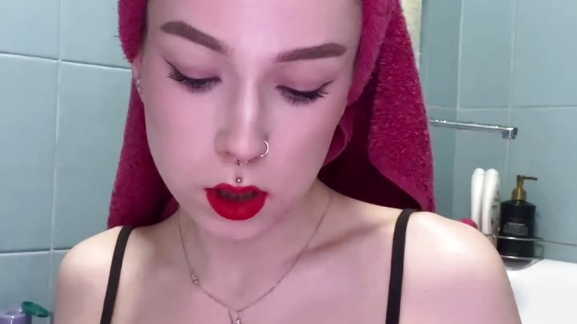 Enjoying it after a 🔥🔥 shower 🥵 - video oleh Eva_Collinss kamera model