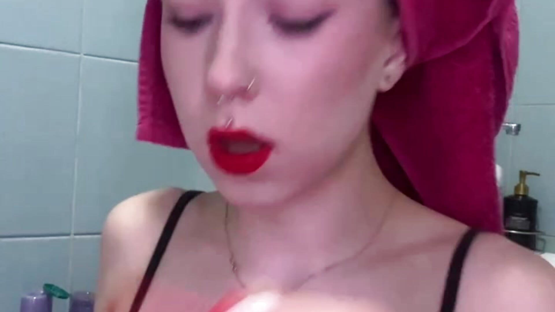 Enjoying it after a 🔥🔥 shower 2 🥵 - video oleh Eva_Collinss kamera model