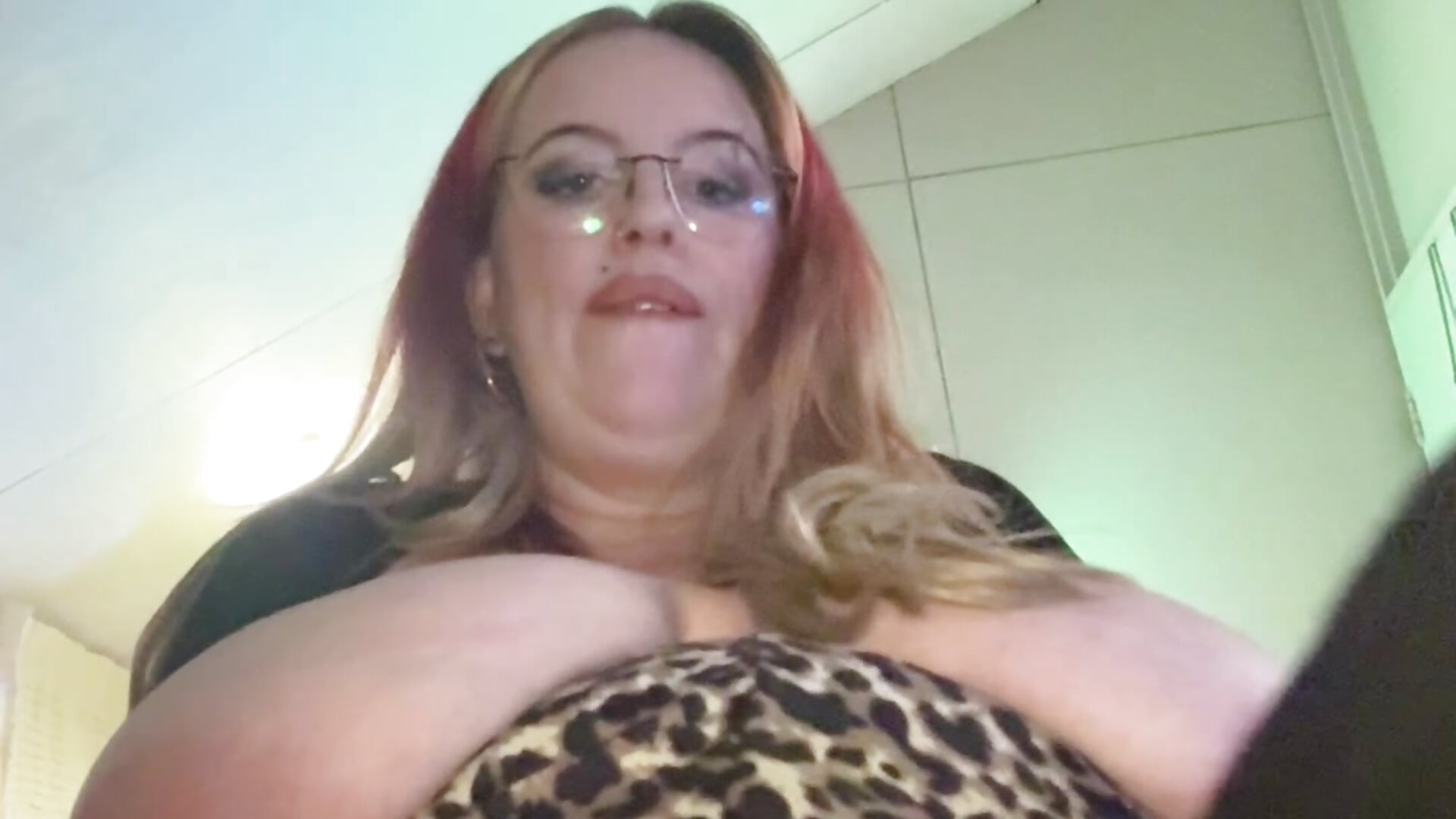Using Lush & Climaxing with tits out 😋