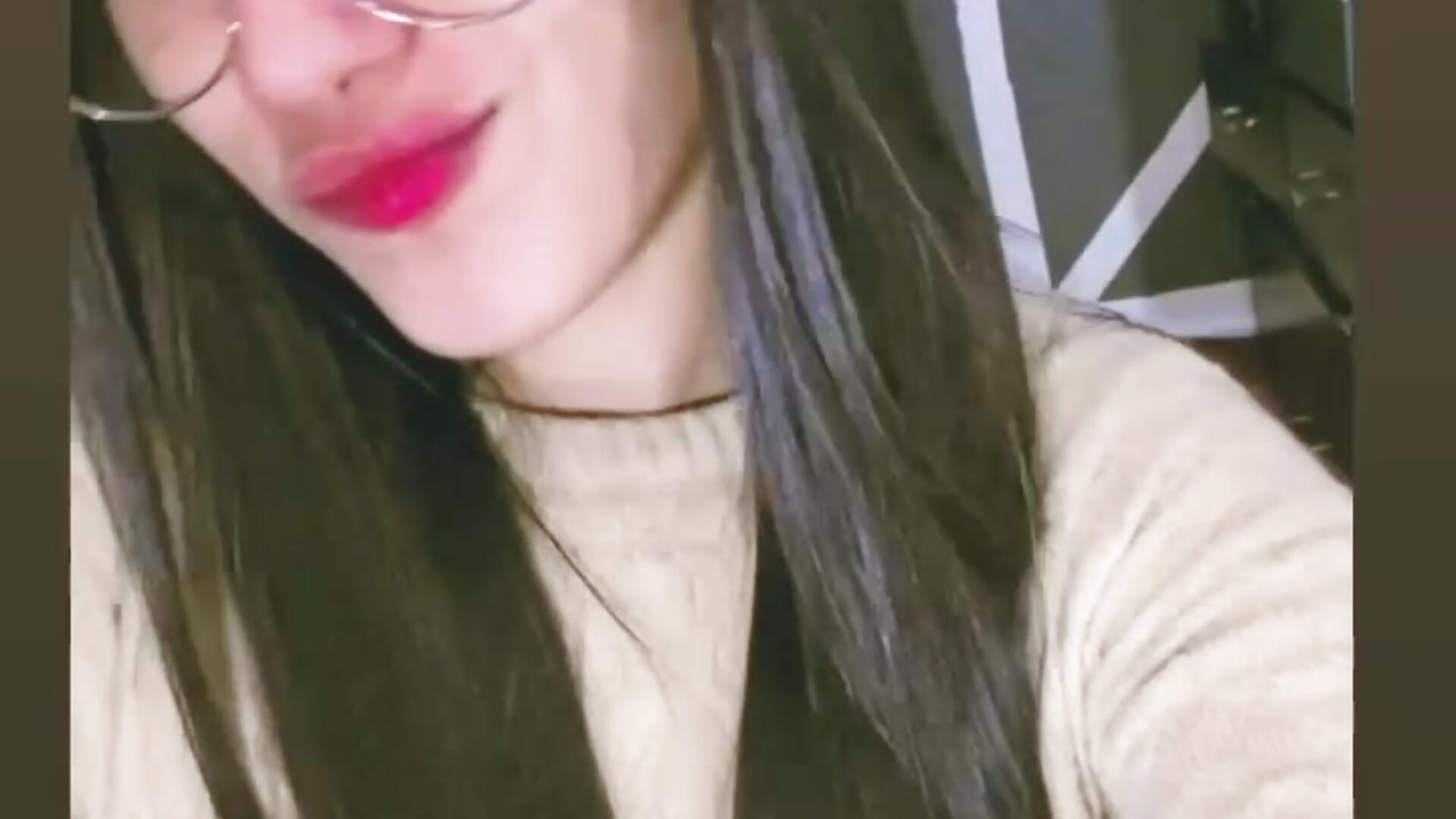 Do you like my glasses? - video của người mẫu cam Becky_G