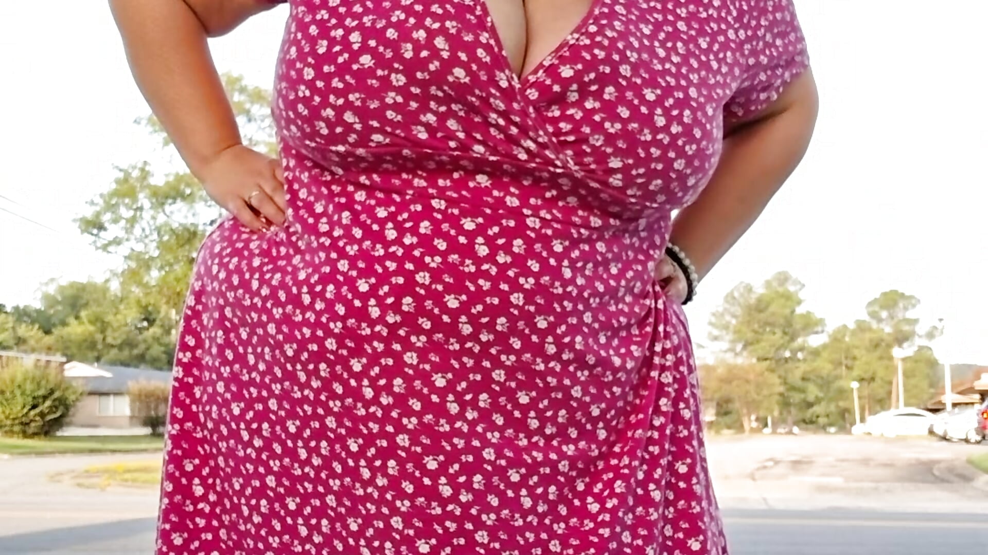 Mommy being naughty out in public - video by g0lden_are0las89 cam model