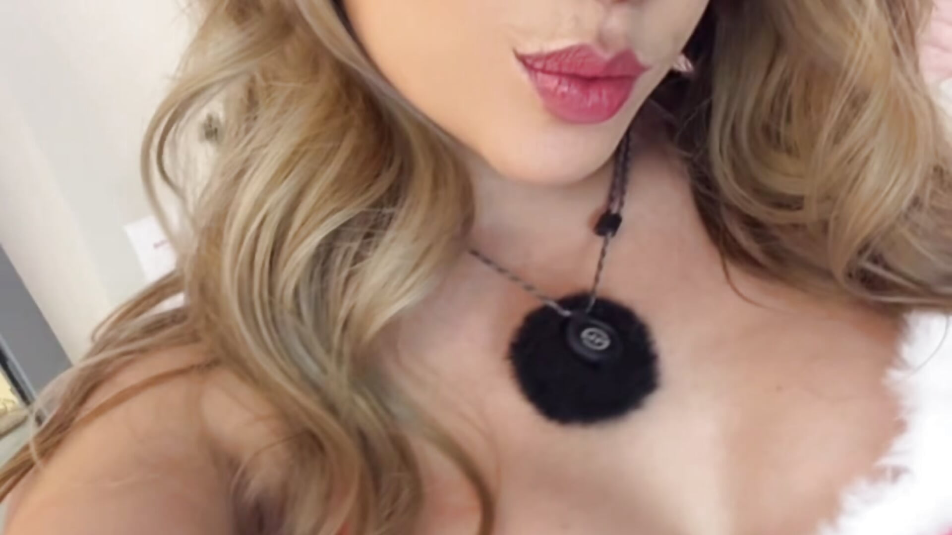 Merry Christmas 🎁 - video by emma-conti2 cam model