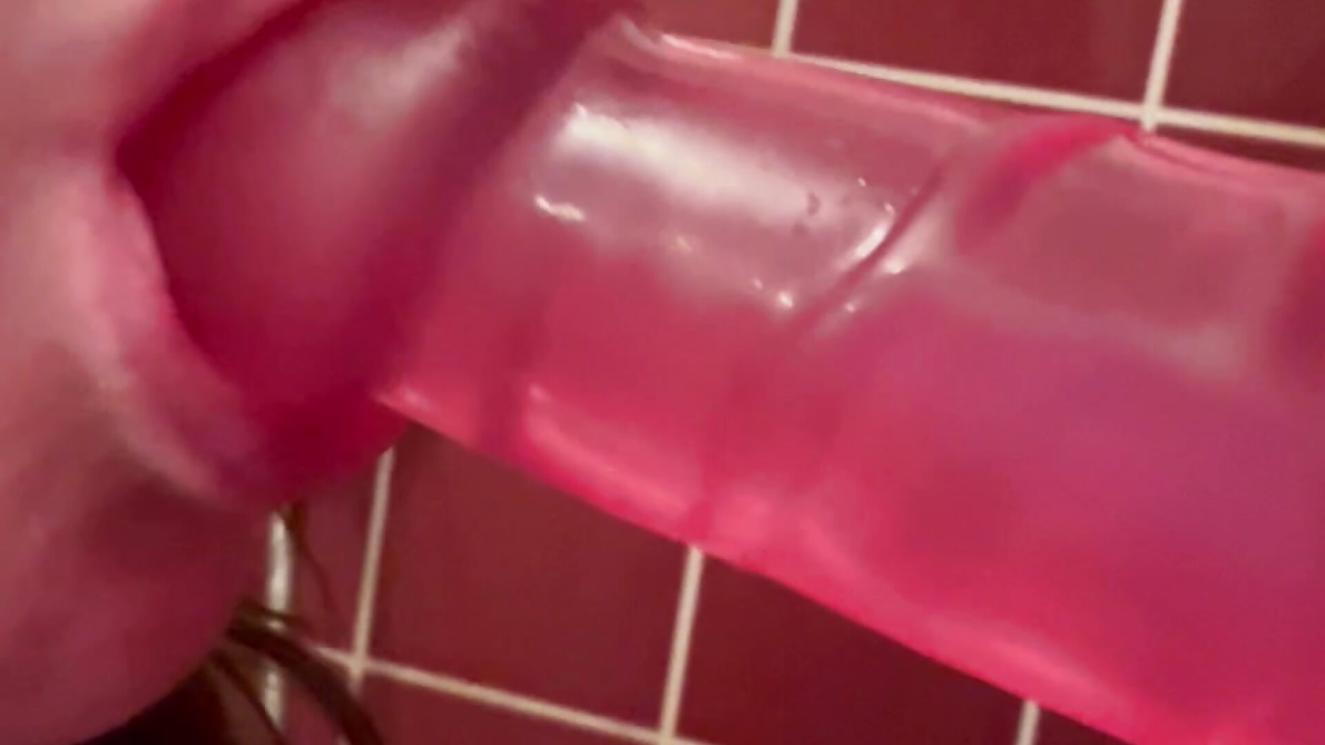 Giving my dildo a blow job in the shower - video av Sassy_EmmaXO cam-modell