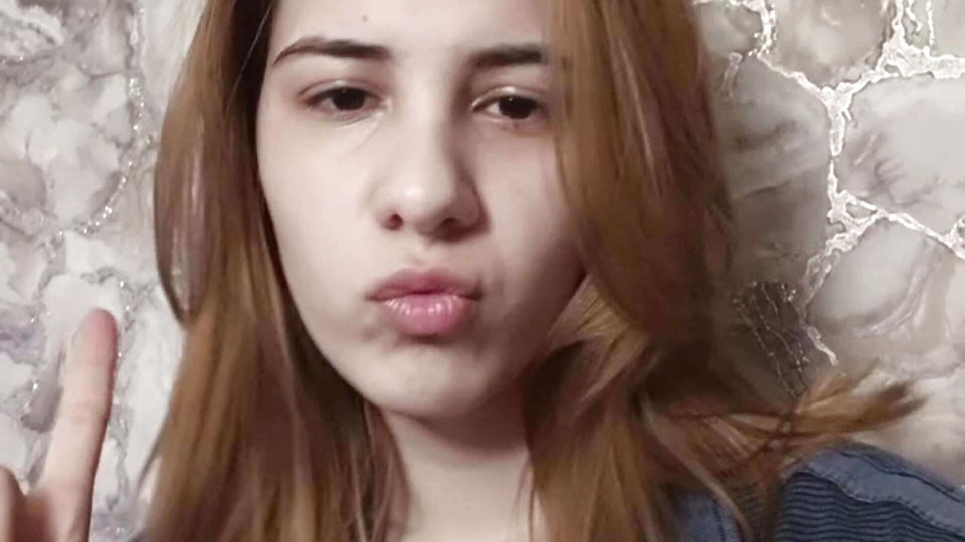 Practicing poker face with funny symbols 😎✌ - QueenieGitt主播的视频